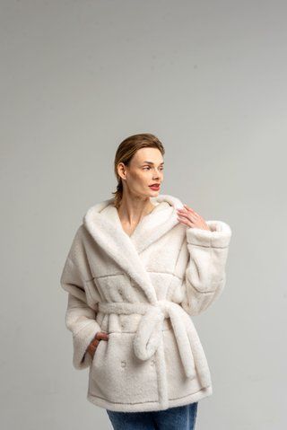 Двостороння коротка шуба з капюшоном та поясом біла N89V фото