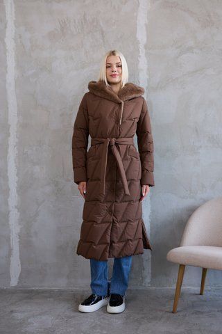 Зимний пуховик макси для женщин с капюшоном с мехом цвета орех К-274 фото