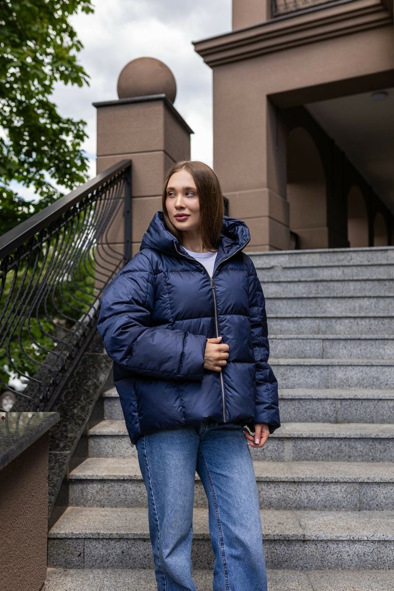 Куртка короткая женская оверсайз с лямками и манжетами на рукавах с капюшоном синяя К-342 фото
