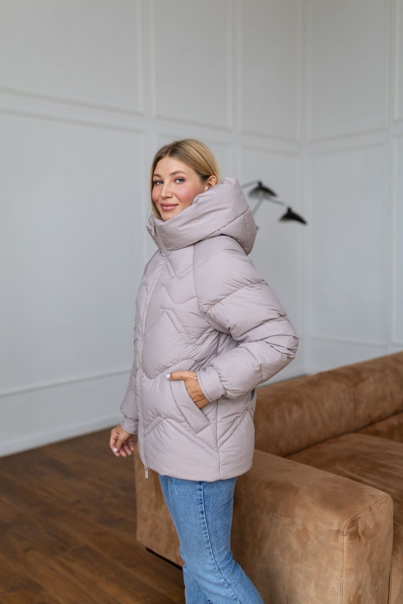 Жіноча зимова стьобана куртка oversize з об'ємним капюшоном перлина К-296 фото