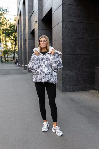 Жіночий двосторонній зимовий пуфер oversize зі знімним капюшоном та принтом молоко К-290 фото