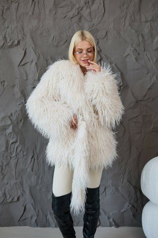 Объёмная шуба из искусственного меха лама с поясом тёплая зимняя модель на кнопках молочная Ш-309 фото