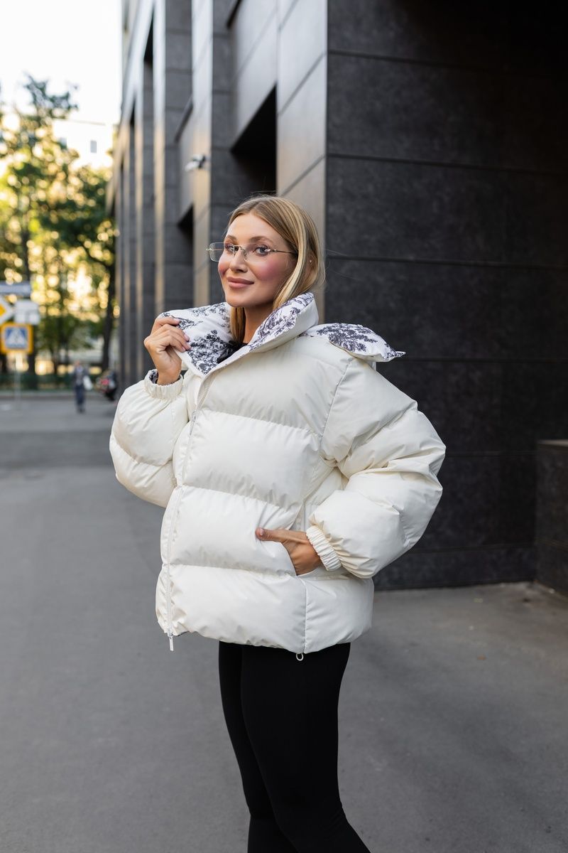 Жіночий двосторонній зимовий пуфер oversize зі знімним капюшоном та принтом молоко К-290 фото